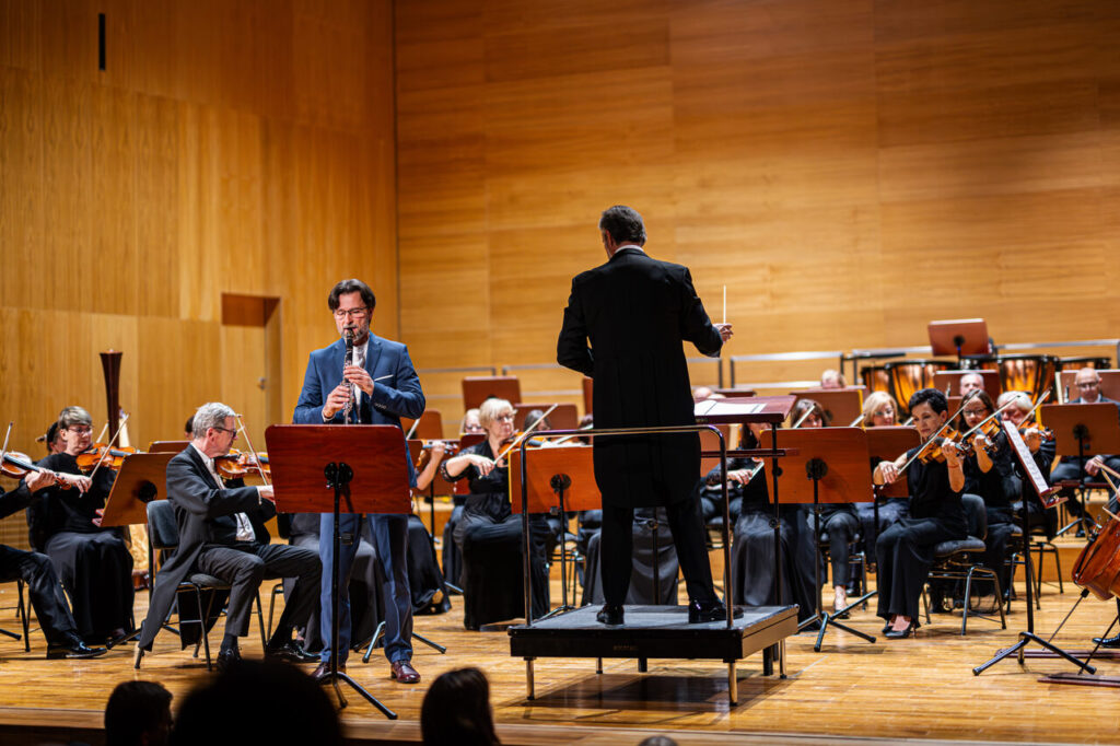 Robert Mosior (klarnet), David Giménez (dyrygent) i Orkiestra Symfoniczna Filharmonii Podkarpackiej