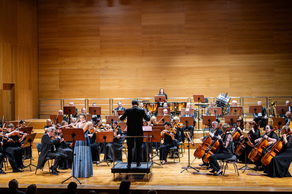 Jagoda Pietrusiak - Kasprzyk (flet), David Giménez (dyrygent) i Orkiestra Symfoniczna Filharmonii Podkarpackiej