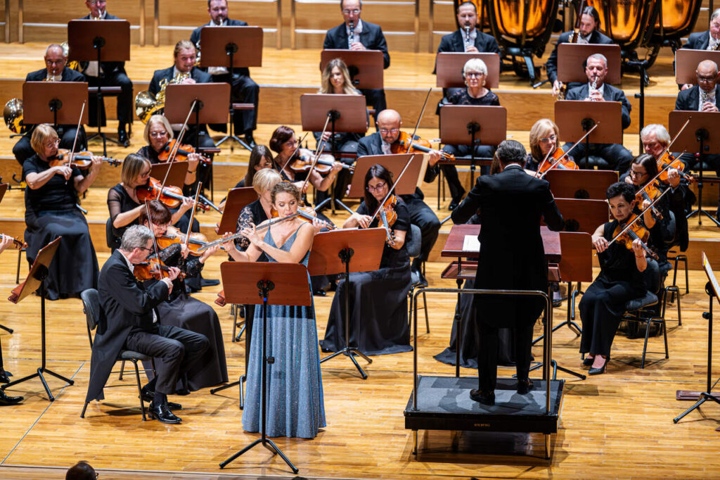 Jagoda Pietrusiak - Kasprzyk (flet), David Giménez (dyrygent) i Orkiestra Symfoniczna Filharmonii Podkarpackiej