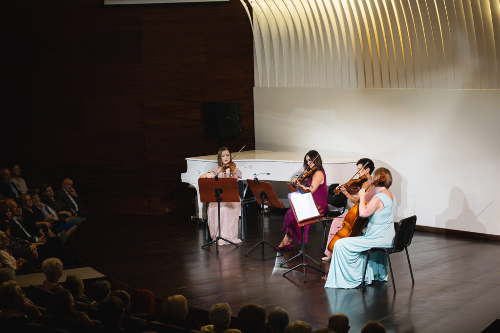 Zespół Quatro Cuori w składzie: Natalia Musz – I skrzypce Barbara Szydełko – II skrzypce Olena Perepeluk – altówka Katarzyna Gerula – wiolonczela