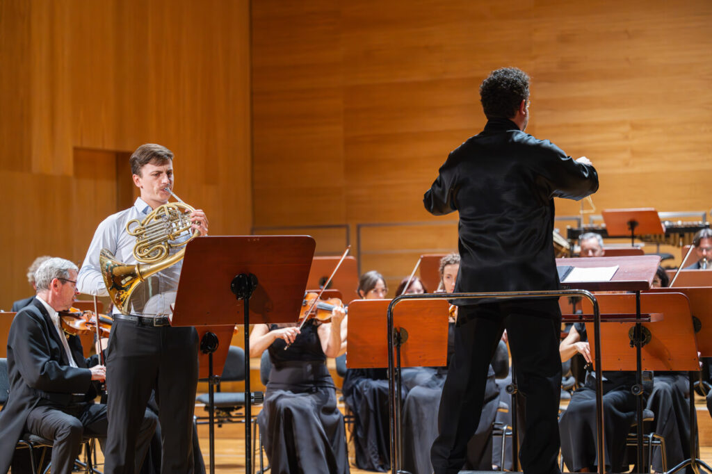 Flavio Oliveira (waltornia) i Orkiestra Symfoniczna Filharmonii Podkarpackiej pod batutą Noama Zura
