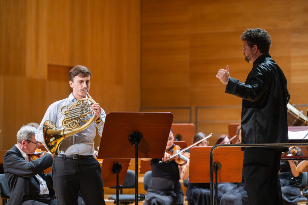 Flavio Oliveira (waltornia) i Orkiestra Symfoniczna Filharmonii Podkarpackiej pod batutą Noama Zura