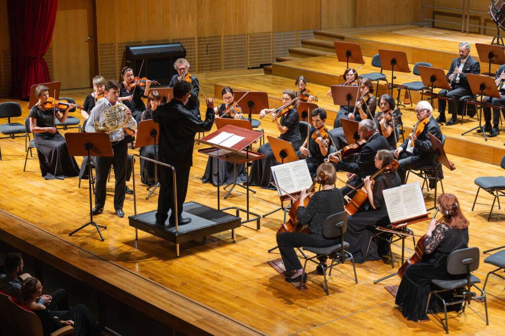 Flavio Oliveira (waltornia) i Orkiestra Symfoniczna Filharmonii Podkarpackiej pod batutą Noama Zura