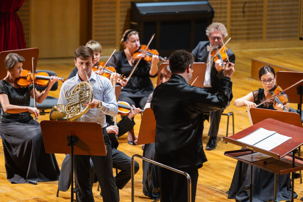 Flavio Oliveira (waltornia) i Orkiestra Symfoniczna Filharmonii Podkarpackiej pod batutą Noama Zura