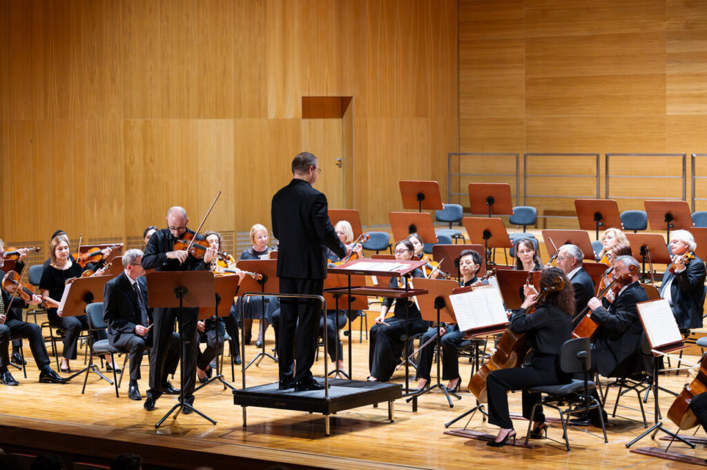 Robert Naściszewski (skrzypce) i Orkiestra Symfoniczna Filharmonii Podkarpackiej pod batutą Tomasza Chmiela