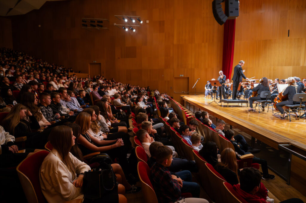 Robert Naściszewski (skrzypce) i Orkiestra Symfoniczna Filharmonii Podkarpackiej pod batutą Tomasza Chmiela