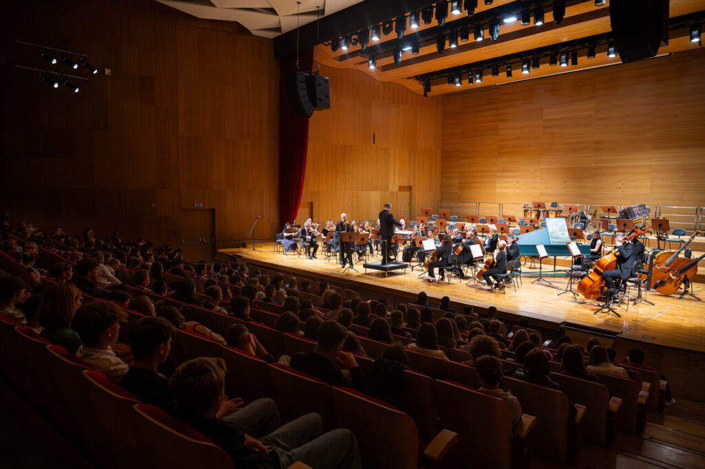 Robert Naściszewski (skrzypce) i Orkiestra Symfoniczna Filharmonii Podkarpackiej pod batutą Tomasza Chmiela