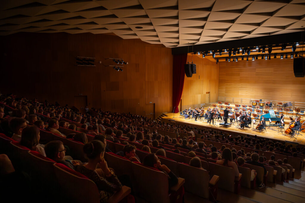 Robert Naściszewski (skrzypce) i Orkiestra Symfoniczna Filharmonii Podkarpackiej pod batutą Tomasza Chmiela