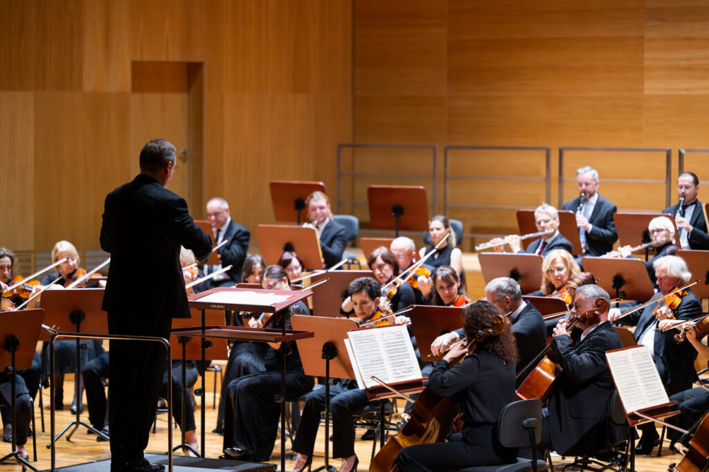 Orkiestra Symfoniczna Filharmonii Podkarpackiej pod batutą Tomasza Chmiela