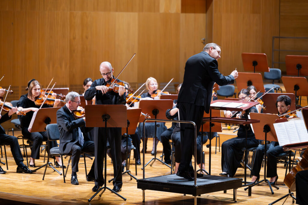 Robert Naściszewski (skrzypce) i Orkiestra Symfoniczna Filharmonii Podkarpackiej pod batutą Tomasza Chmiela