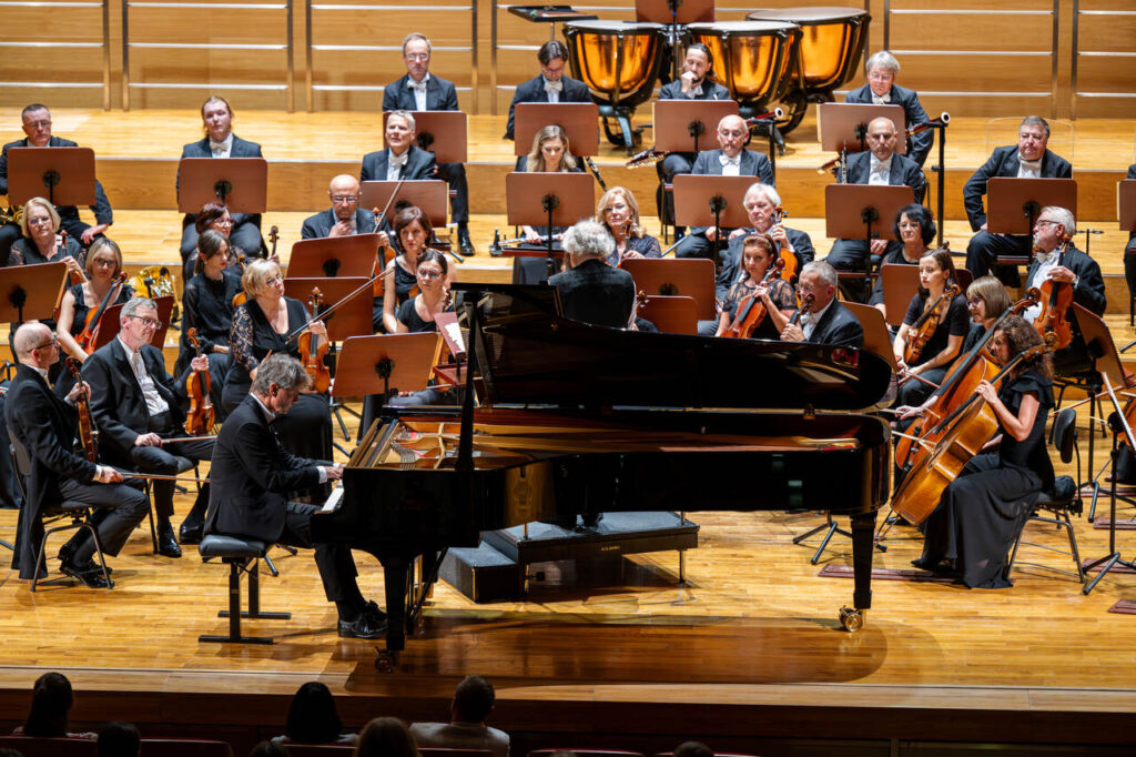 Paweł Kowalski (fortepian) i Maestro Jerzy Maksymiuk oraz Orkiestra Symfoniczna Filharmonii Podkarpackiej