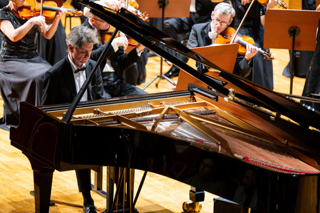 Paweł Kowalski (fortepian) i Maestro Jerzy Maksymiuk oraz Orkiestra Symfoniczna Filharmonii Podkarpackiej