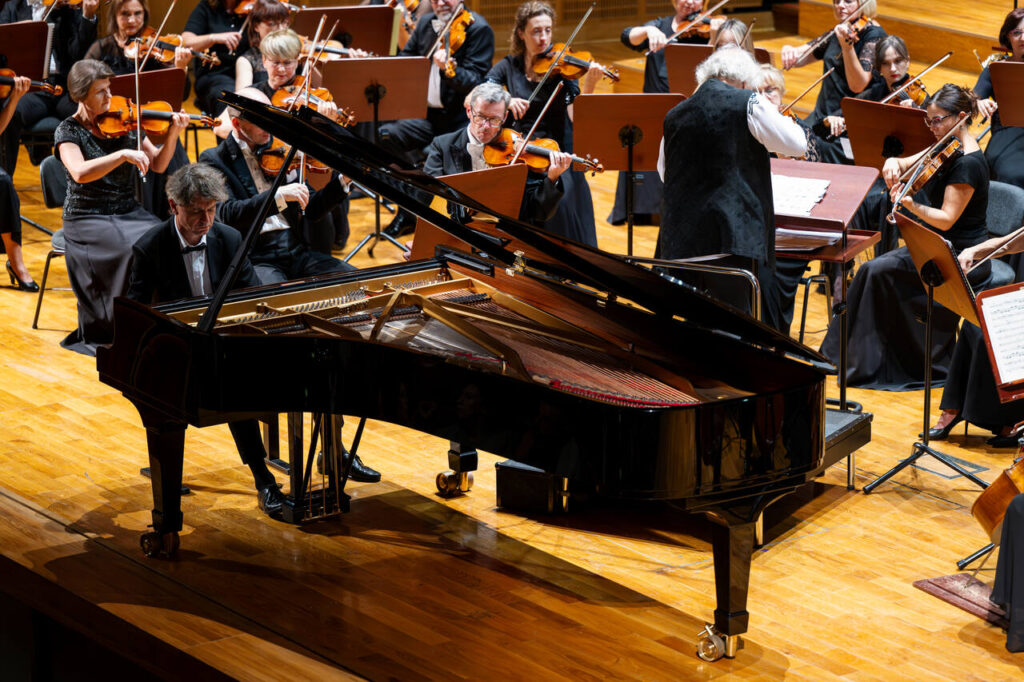 Paweł Kowalski (fortepian) i Maestro Jerzy Maksymiuk oraz Orkiestra Symfoniczna Filharmonii Podkarpackiej
