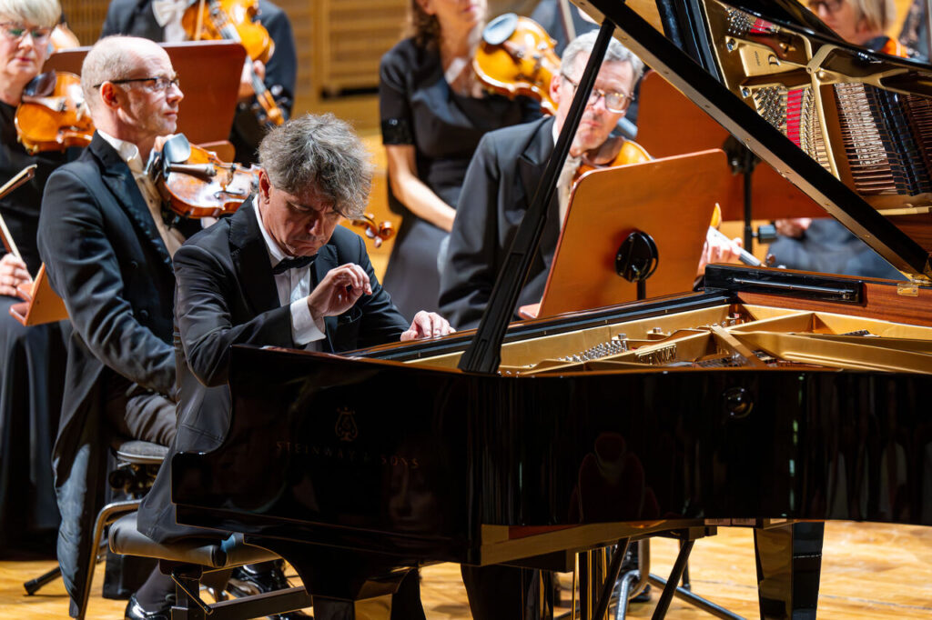 Paweł Kowalski (fortepian) i Maestro Jerzy Maksymiuk oraz Orkiestra Symfoniczna Filharmonii Podkarpackiej