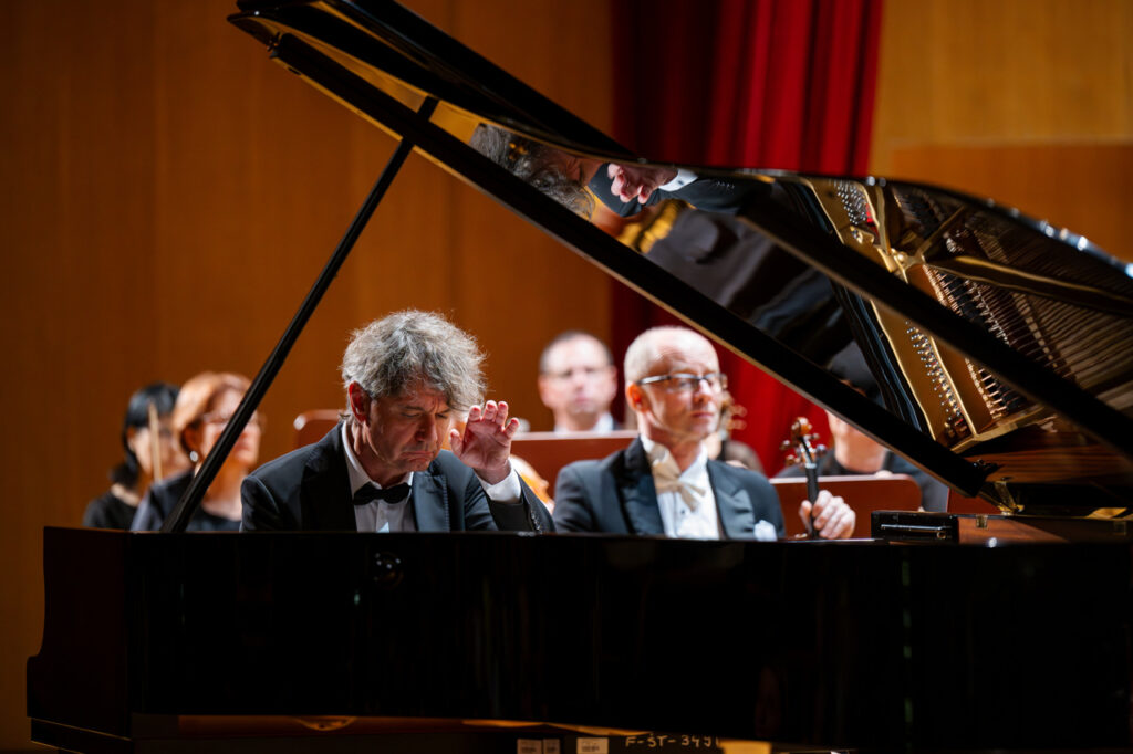 Paweł Kowalski (fortepian) i Maestro Jerzy Maksymiuk oraz Orkiestra Symfoniczna Filharmonii Podkarpackiej