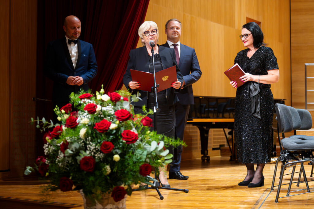 Na scenie prof. Marta Wierzbieniec - dyrektor Filharmonii Podkarpackiej oraz przedstawiciele Władz Miasta i Województwa Podkarpackiego