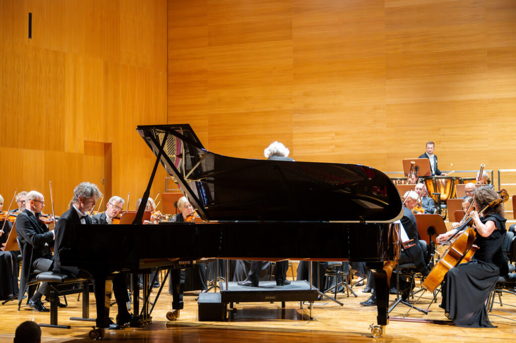 Paweł Kowalski (fortepian) i Maestro Jerzy Maksymiuk oraz Orkiestra Symfoniczna Filharmonii Podkarpackiej