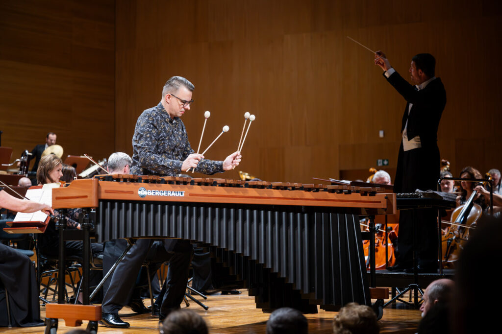 Jacek Rzym (marimba) i Orkiestra Symfoniczna Filharmonii Podkarpackiej pod batutą Jiri Petrdlika