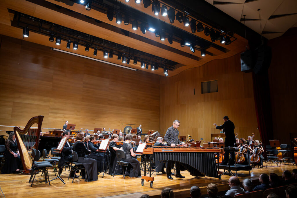 Jacek Rzym (marimba) i Orkiestra Symfoniczna Filharmonii Podkarpackiej pod batutą Jiri Petrdlika