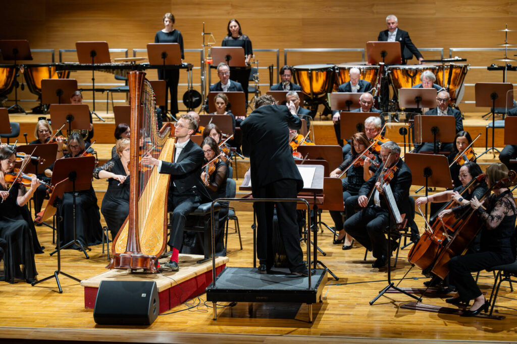 Oliver Wass (harfa), Stephen Ellery (dyrygent) i Orkiestra Symfoniczna Filharmonii Podkarpackiej