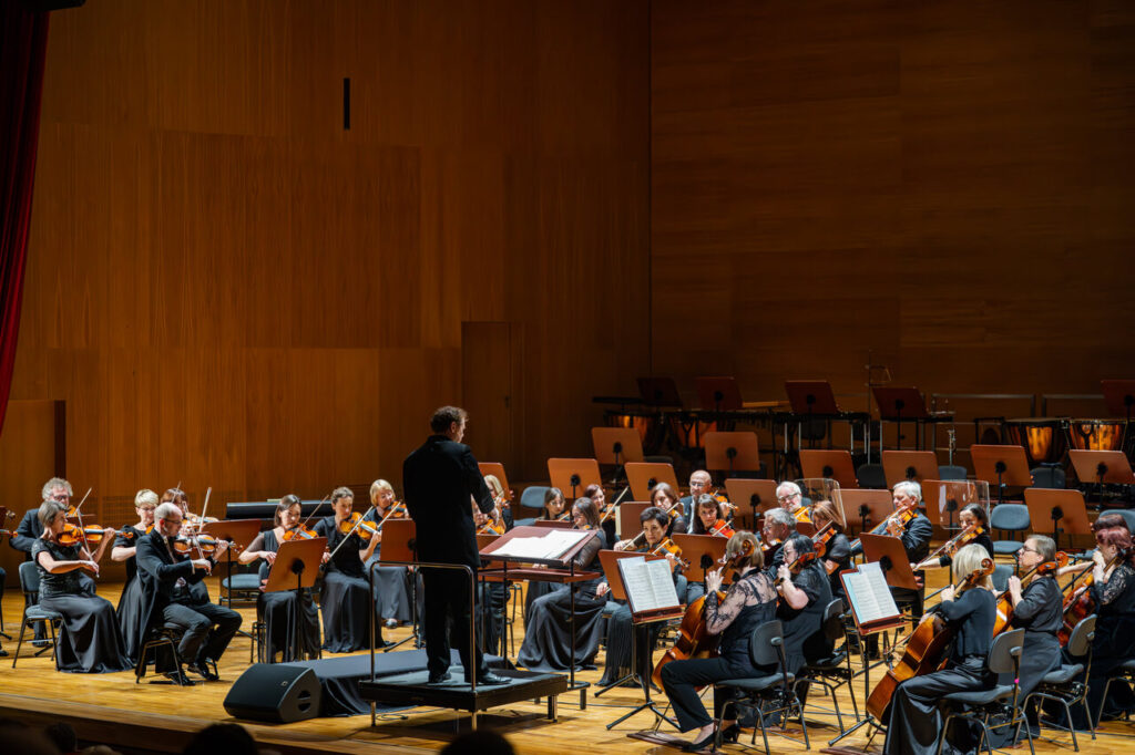 Stephen Ellery (dyrygent) i Orkiestra Symfoniczna Filharmonii Podkarpackiej