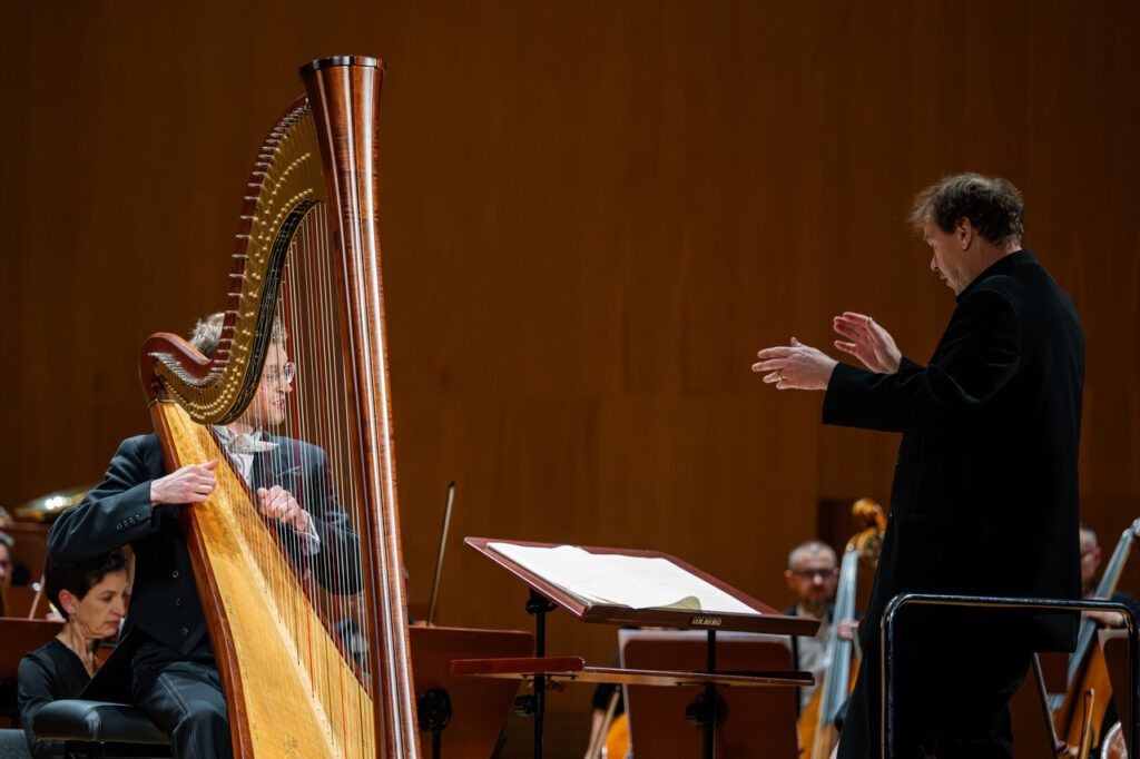 Oliver Wass (harfa), Stephen Ellery (dyrygent) i Orkiestra Symfoniczna Filharmonii Podkarpackiej