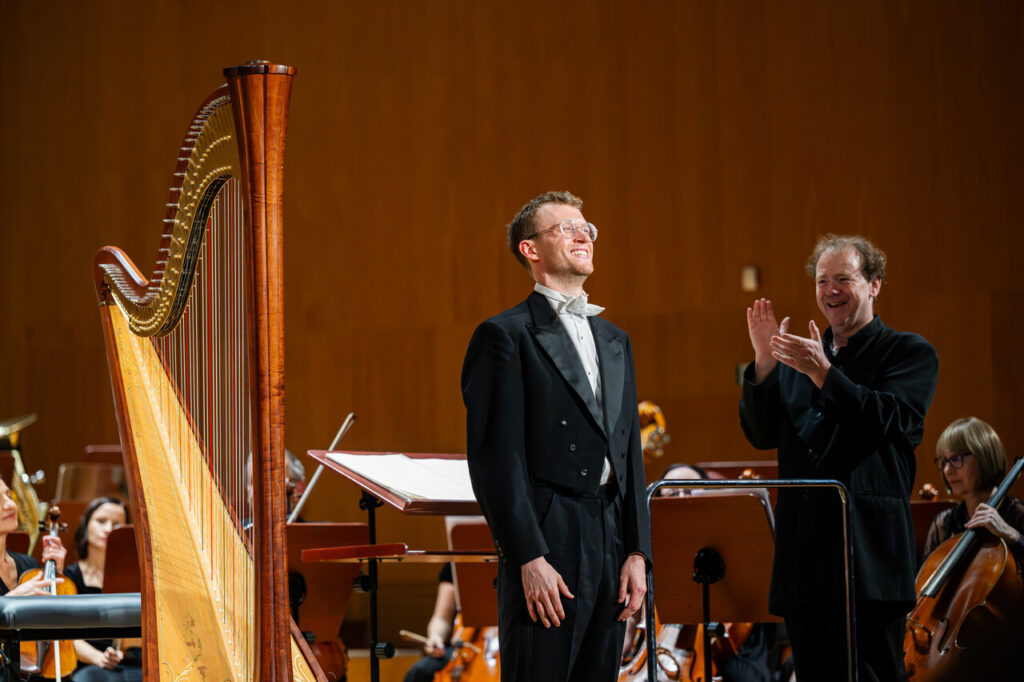 Oliver Wass (harfa), Stephen Ellery (dyrygent) i Orkiestra Symfoniczna Filharmonii Podkarpackiej