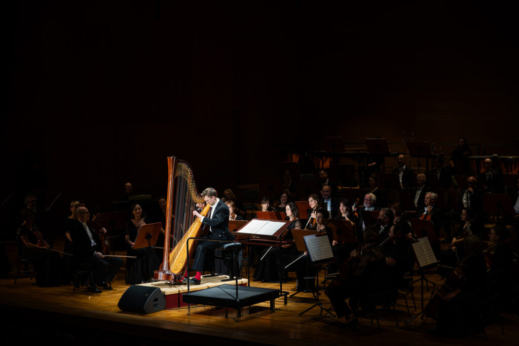 Oliver Wass (harfa), Stephen Ellery (dyrygent) i Orkiestra Symfoniczna Filharmonii Podkarpackiej