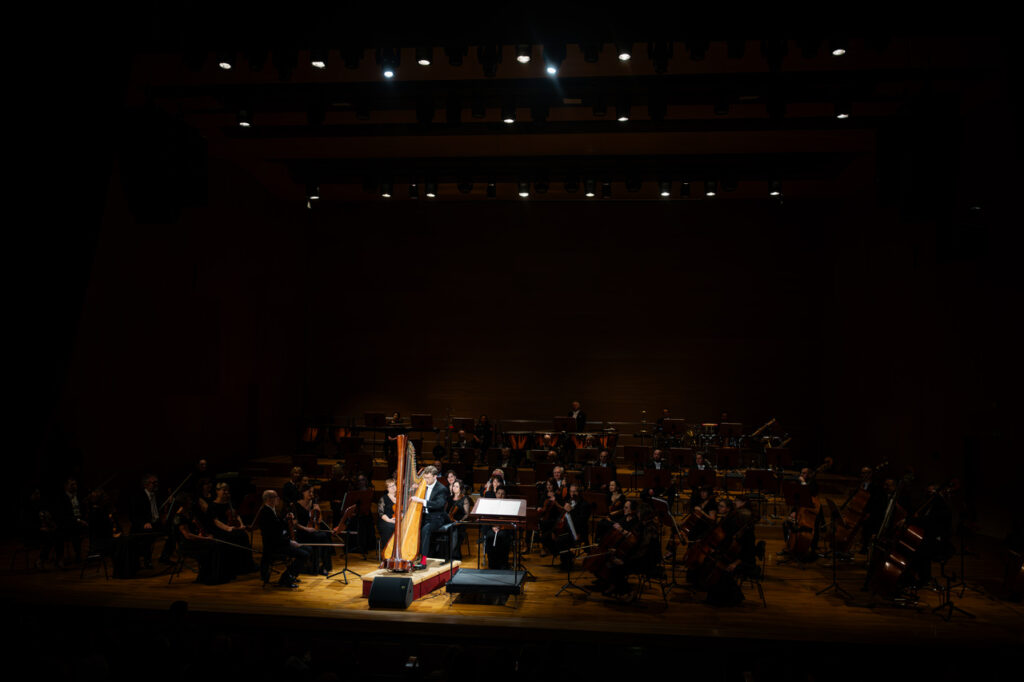 Oliver Wass (harfa), Stephen Ellery (dyrygent) i Orkiestra Symfoniczna Filharmonii Podkarpackiej