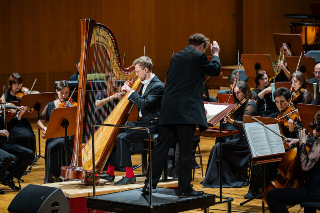 Stephen Ellery (dyrygent) i Orkiestra Symfoniczna Filharmonii Podkarpackiej