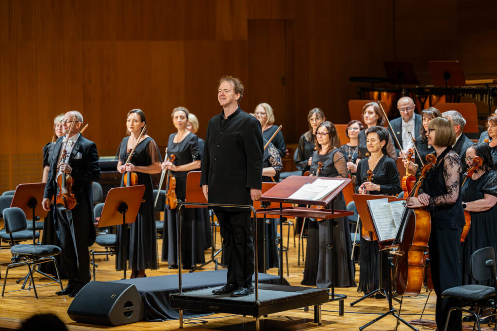 Stephen Ellery (dyrygent) i Orkiestra Symfoniczna Filharmonii Podkarpackiej