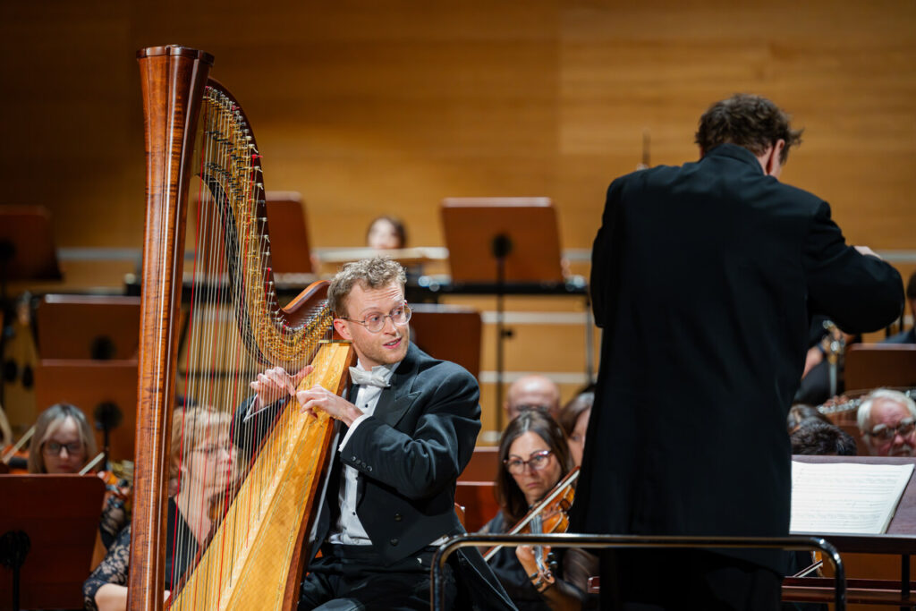 Oliver Wass (harfa), Stephen Ellery (dyrygent) i Orkiestra Symfoniczna Filharmonii Podkarpackiej