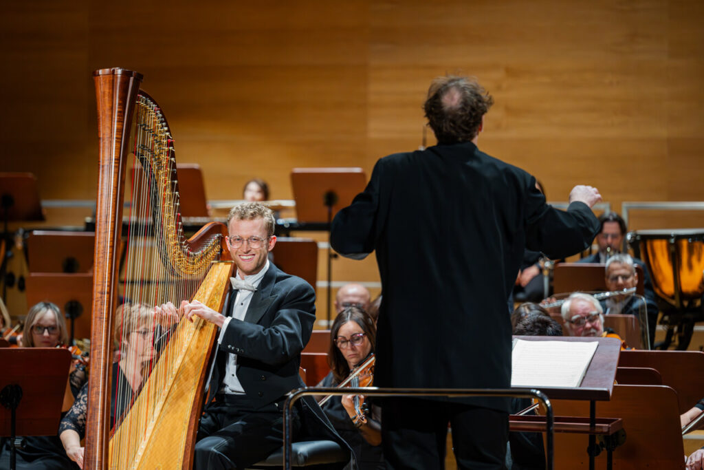 Oliver Wass (harfa), Stephen Ellery (dyrygent) i Orkiestra Symfoniczna Filharmonii Podkarpackiej