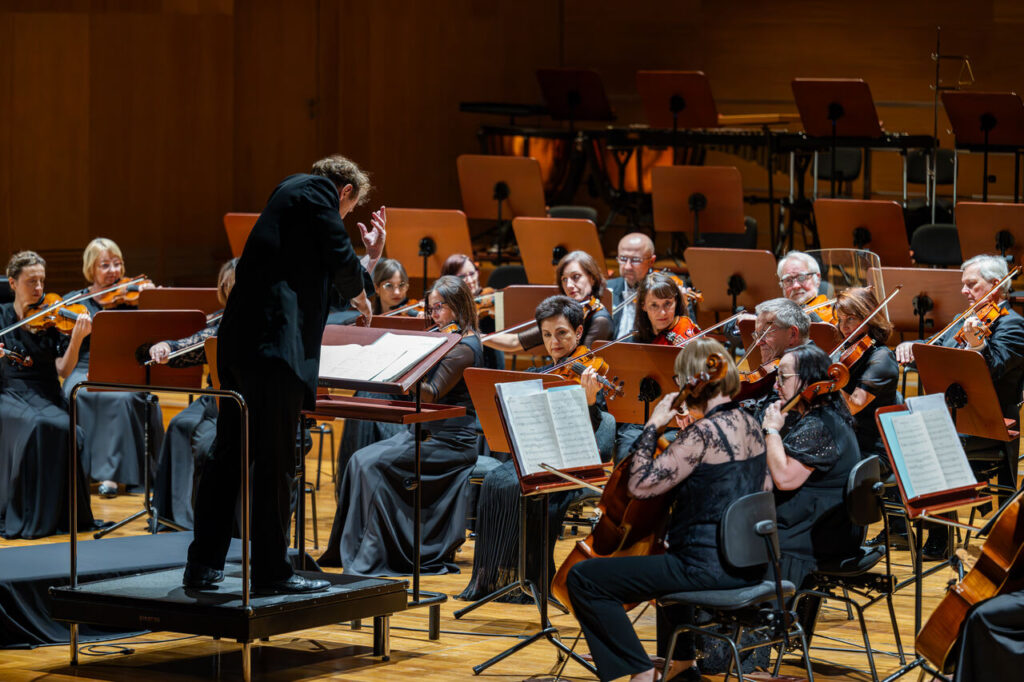 Stephen Ellery (dyrygent) i Orkiestra Symfoniczna Filharmonii Podkarpackiej