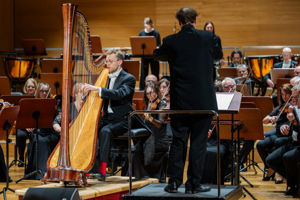 Oliver Wass (harfa), Stephen Ellery (dyrygent) i Orkiestra Symfoniczna Filharmonii Podkarpackiej
