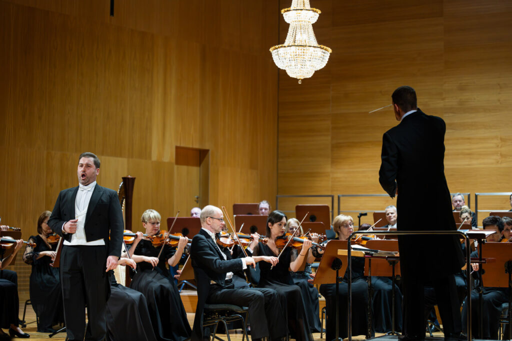 RICHARD SAMEK – tenor i Orkiestra Symfoniczna Filharmonii Podkarpackiej pod batutą Jiri Petrdlika