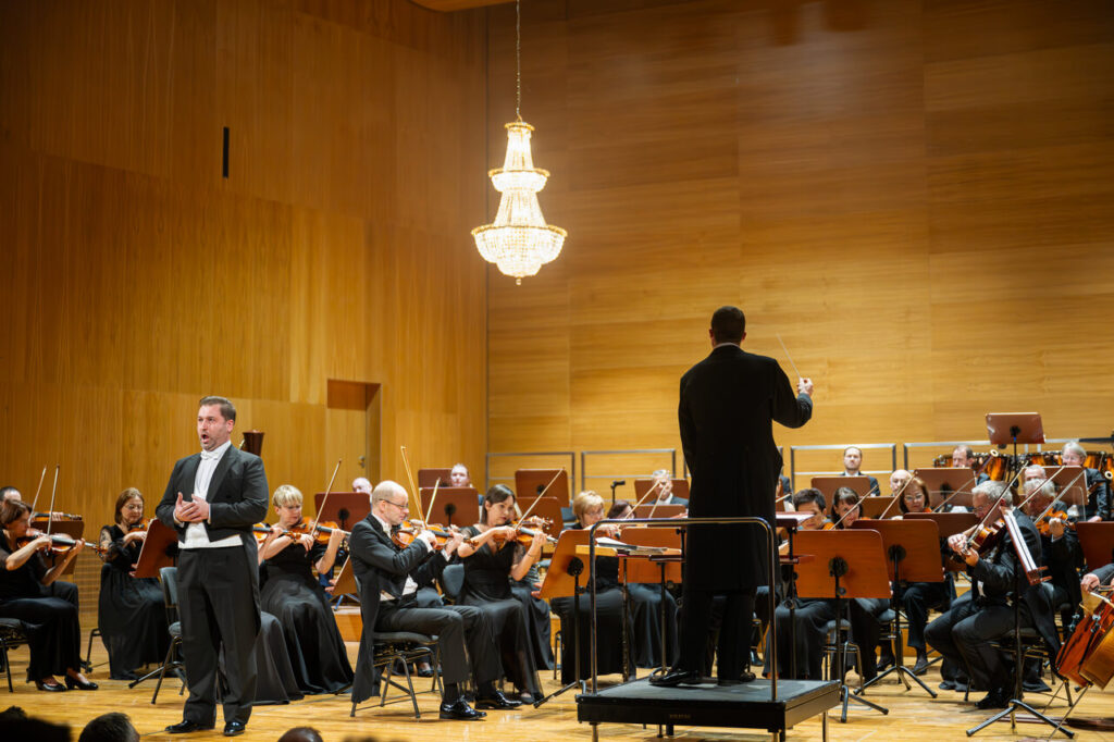 RICHARD SAMEK – tenor i Orkiestra Symfoniczna Filharmonii Podkarpackiej pod batutą Jiri Petrdlika