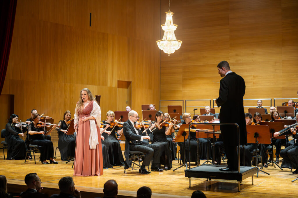 IVANA VEBEROVÁ – sopran i Orkiestra Symfoniczna Filharmonii Podkarpackiej pod batutą Jiri Petrdlika