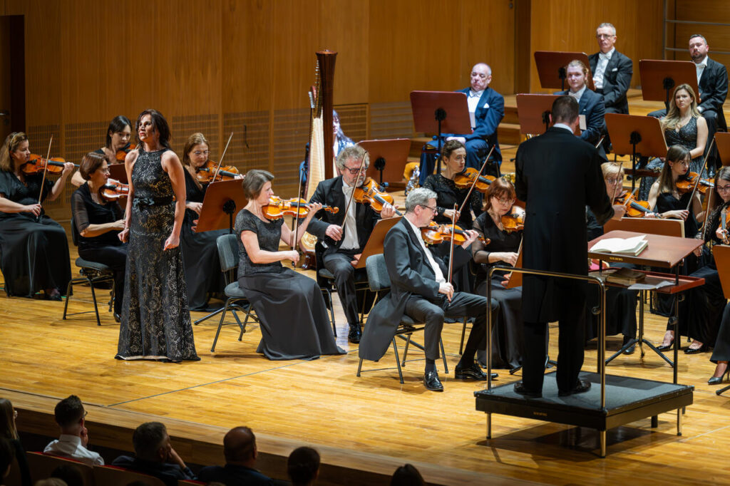 JANA FOFF TETOUROVÁ – mezzosopran i Orkiestra Symfoniczna Filharmonii Podkarpackiej pod batutą Jiri Petrdlika