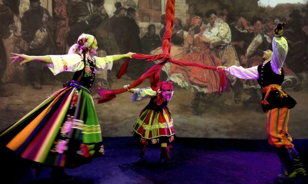 KADR ZE SPEKTAKLU MUZYCZNO - TANECZNEGO "CHEŁMOŃSKI. DŹWIĘKIEM MALOWANE"