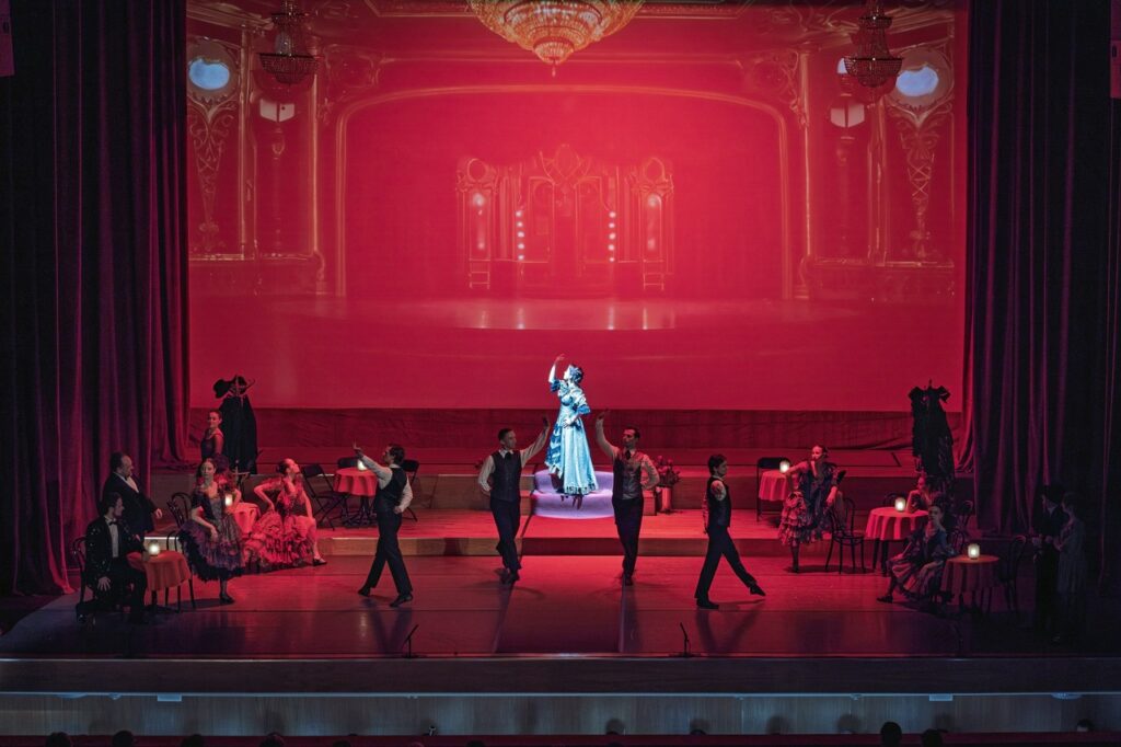 Monika Korybalska (mezzosopran) oraz tancerze, w czasie operetki "Księżniczka Czardasza"