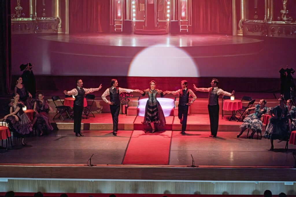 Monika Korybalska (mezzosopran) oraz tancerze, w czasie operetki "Księżniczka Czardasza"