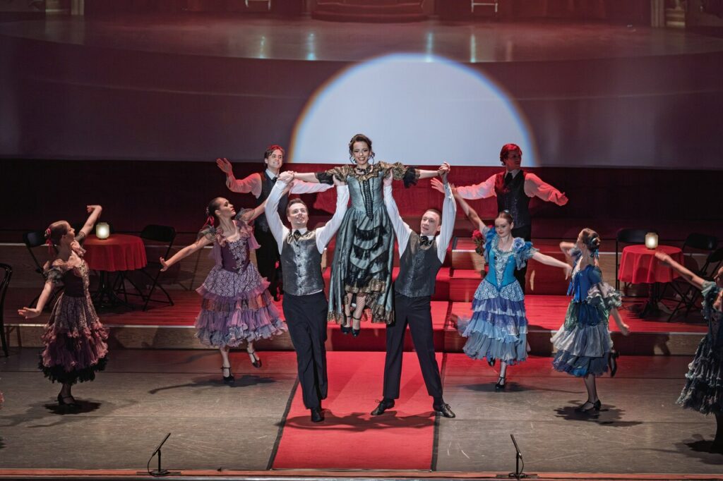 Monika Korybalska (mezzosopran) oraz tancerze, w czasie operetki "Księżniczka Czardasza"