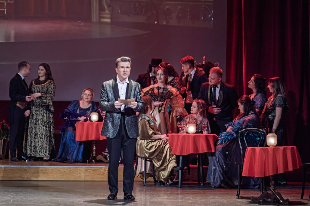 Artyści w czasie operetki "Księżniczka Czardasza"