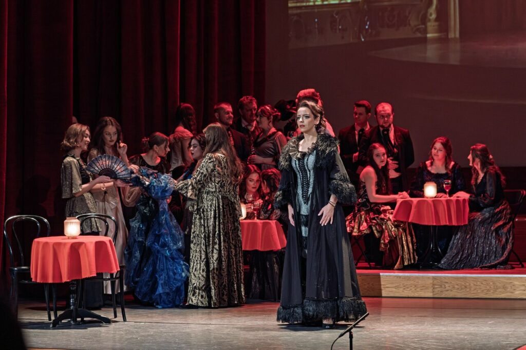 Artyści w czasie operetki "Księżniczka Czardasza"