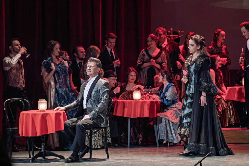 Artyści w czasie operetki "Księżniczka Czardasza"