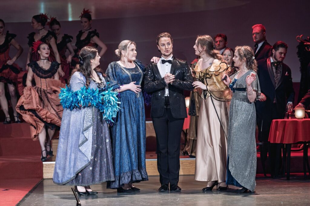 Artyści w czasie operetki "Księżniczka Czardasza"