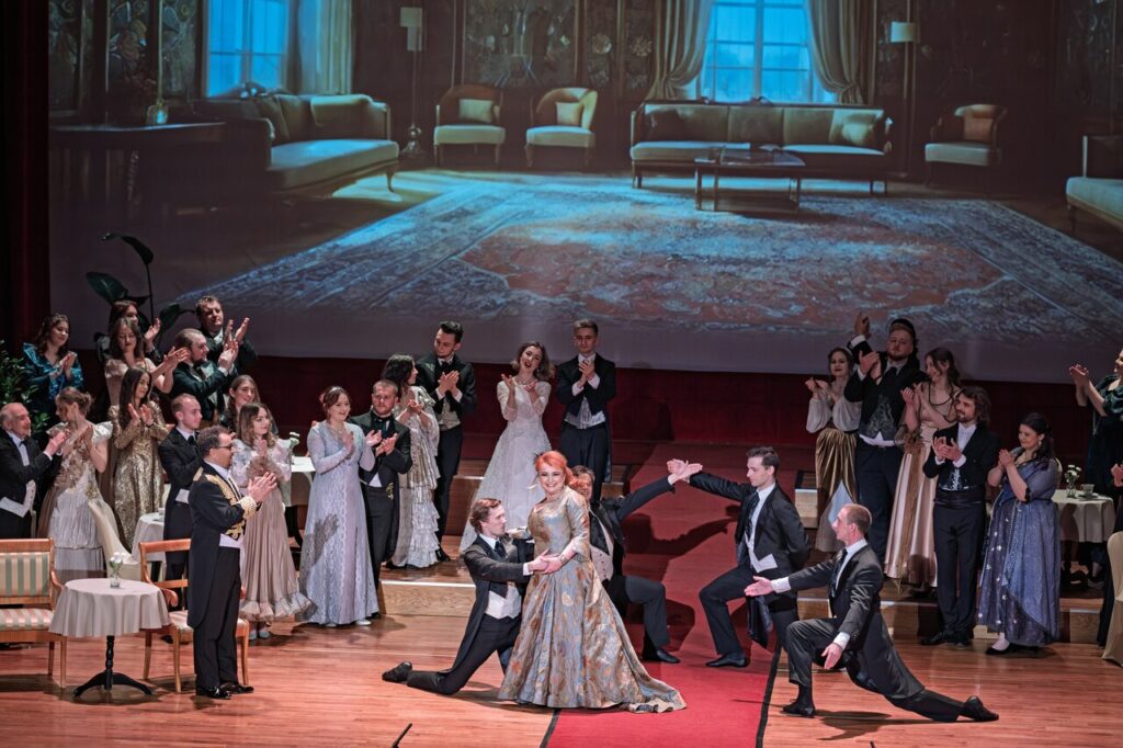 Artyści w czasie operetki "Księżniczka Czardasza"