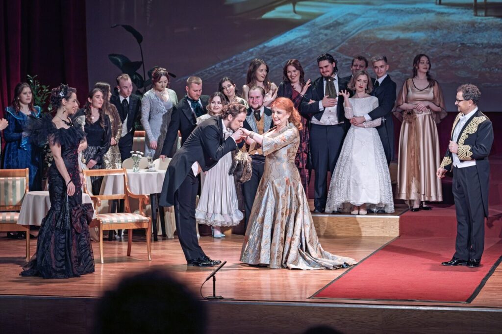 Artyści w czasie operetki "Księżniczka Czardasza"