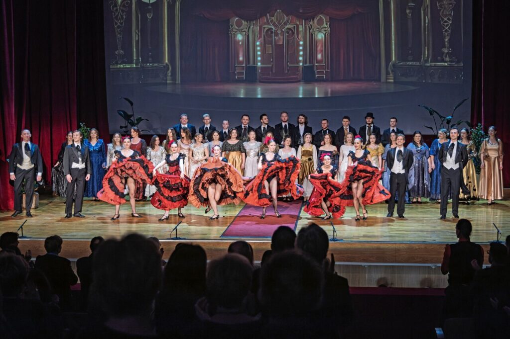 Artyści w czasie operetki "Księżniczka Czardasza"